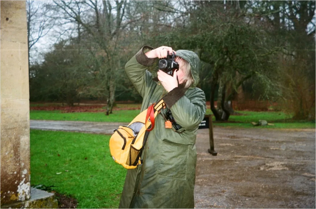 Detail Fotograf Im Regen Mit Kamera Schutzcover Number 10