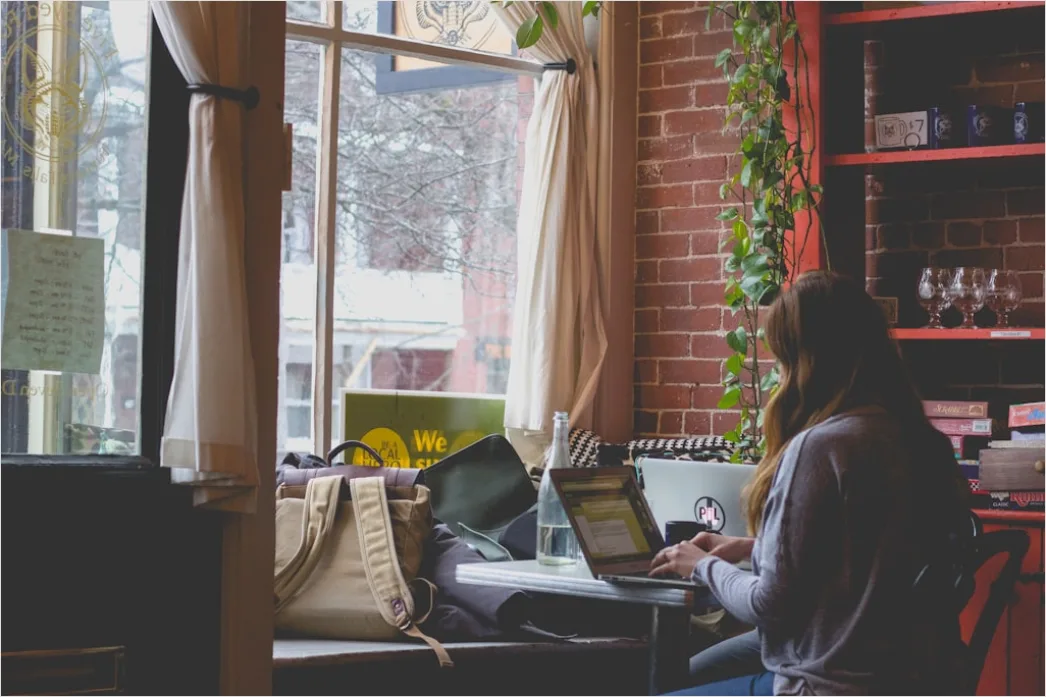 Frau Reist Allein Im Cafe Mit Laptop 1405