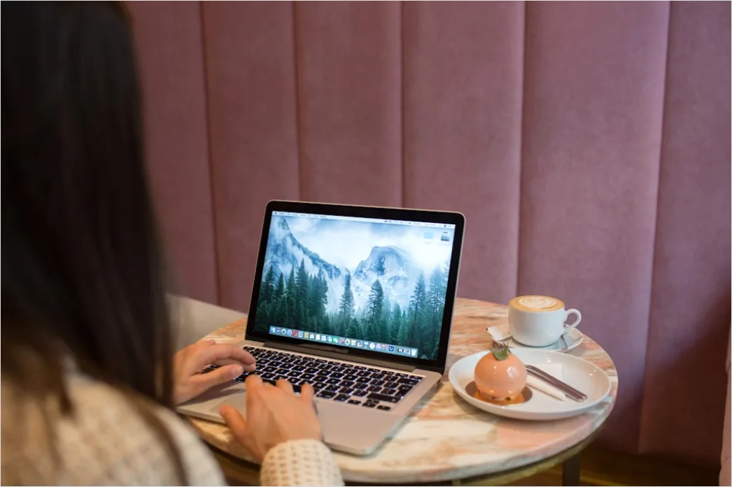 Detail Frau Reist Allein Im Café Mit Laptop Number 2