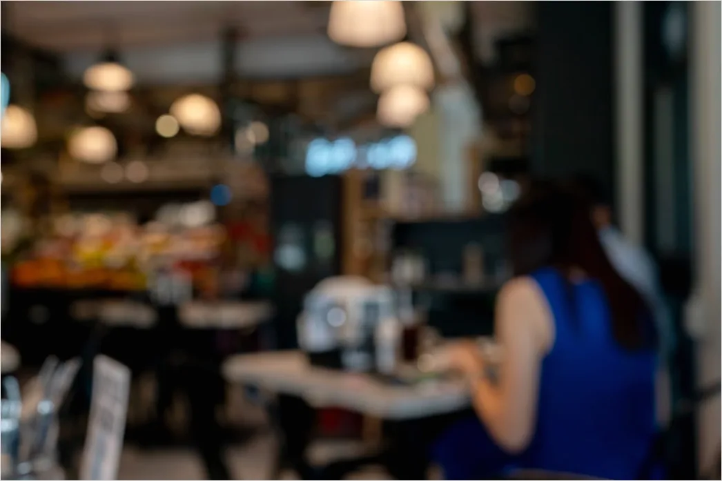 Detail Frau Reist Allein Im Café Mit Laptop Number 10