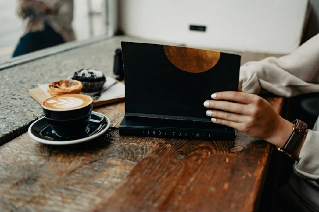 Detail Frau Reist Allein Im Café Mit Laptop Number 11