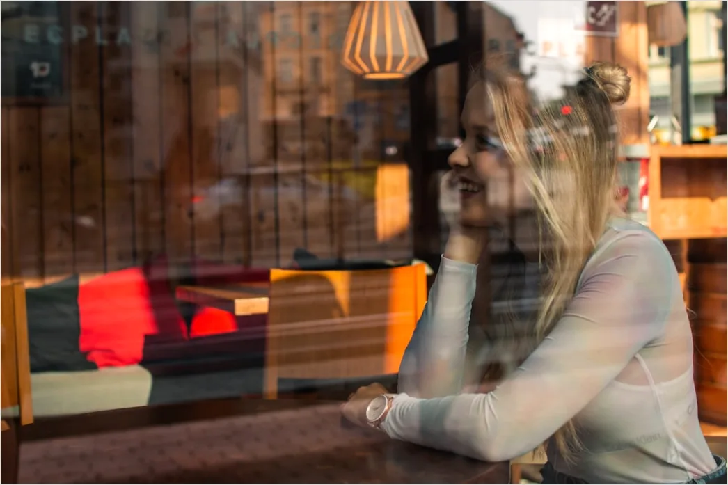 Detail Frau Reist Allein Im Café Mit Laptop Number 13
