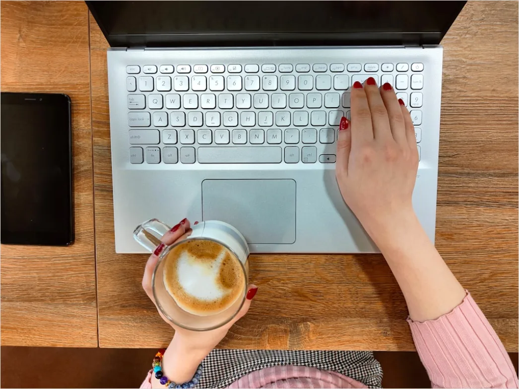 Detail Frau Reist Allein Im Café Mit Laptop Number 14