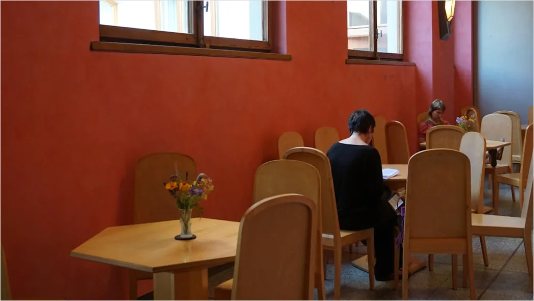 Detail Frau Reist Allein Im Café Mit Laptop Number 16