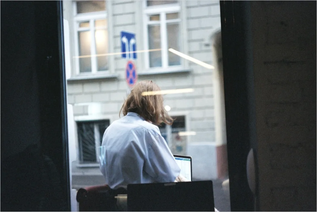 Detail Frau Reist Allein Im Café Mit Laptop Number 17