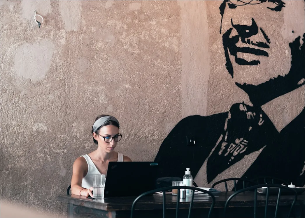Detail Frau Reist Allein Im Café Mit Laptop Number 8