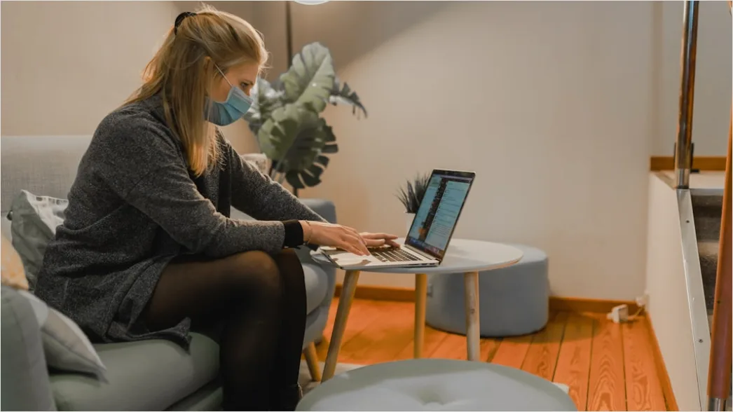 Freelancer Arbeitet Am Laptop Im Wohnzimmer Foto Ed29