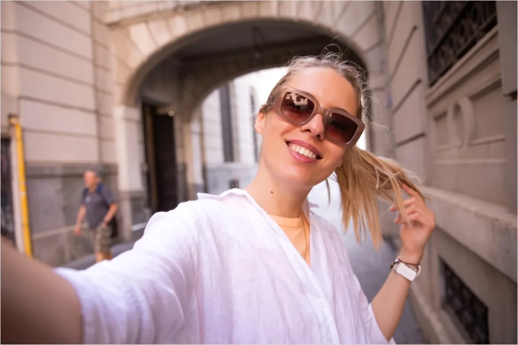 Detail Freundinnen Citytrip Selfie Vor Sehenswürdigkeit Number 11