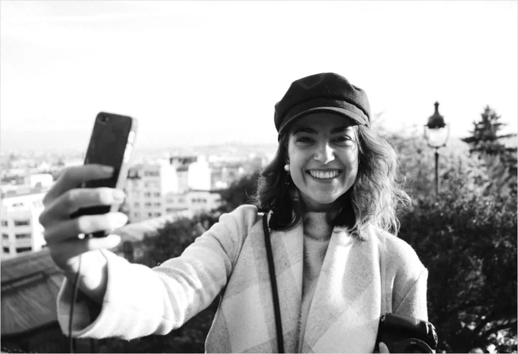 Detail Freundinnen Citytrip Selfie Vor Sehenswürdigkeit Number 14