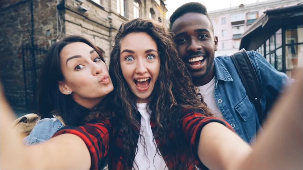 Detail Freundinnen Citytrip Selfie Vor Sehenswürdigkeit Number 18