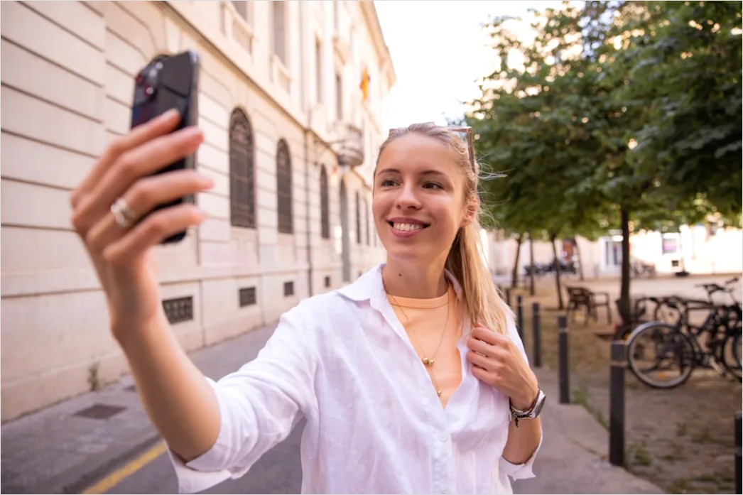 Detail Freundinnen Citytrip Selfie Vor Sehenswürdigkeit Number 3