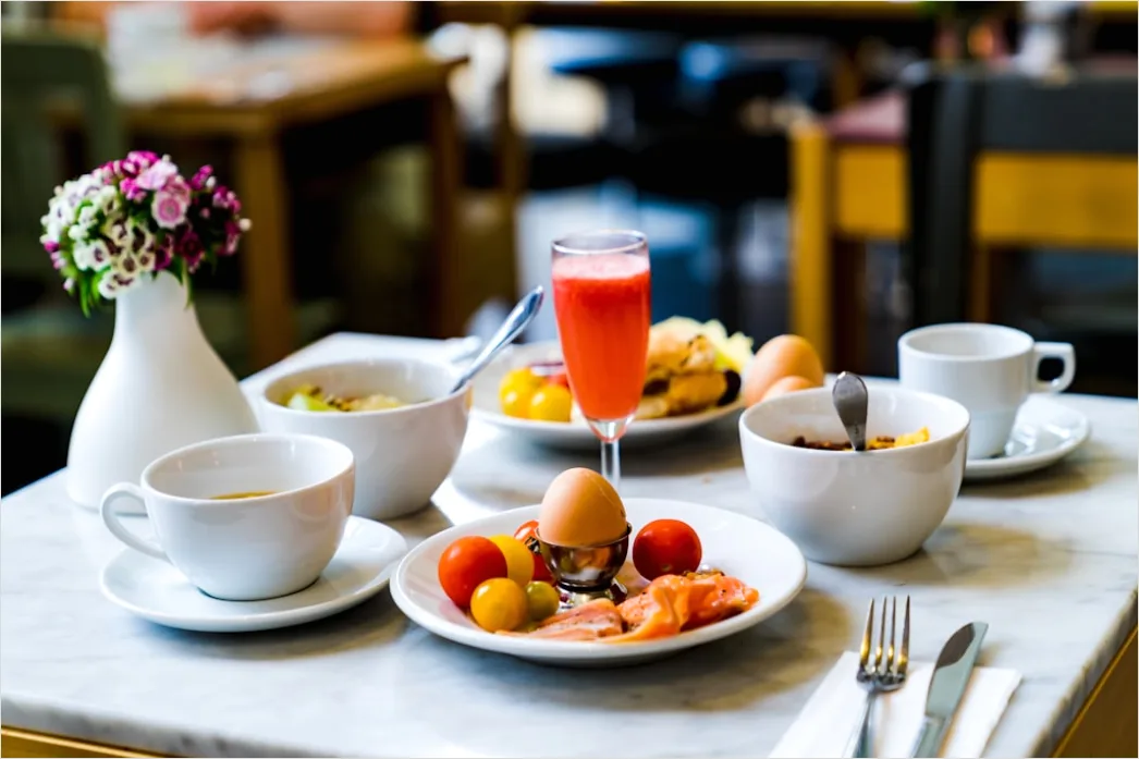 Fruehstueck Im Hotel Croissants Obst Und Kaffee B305