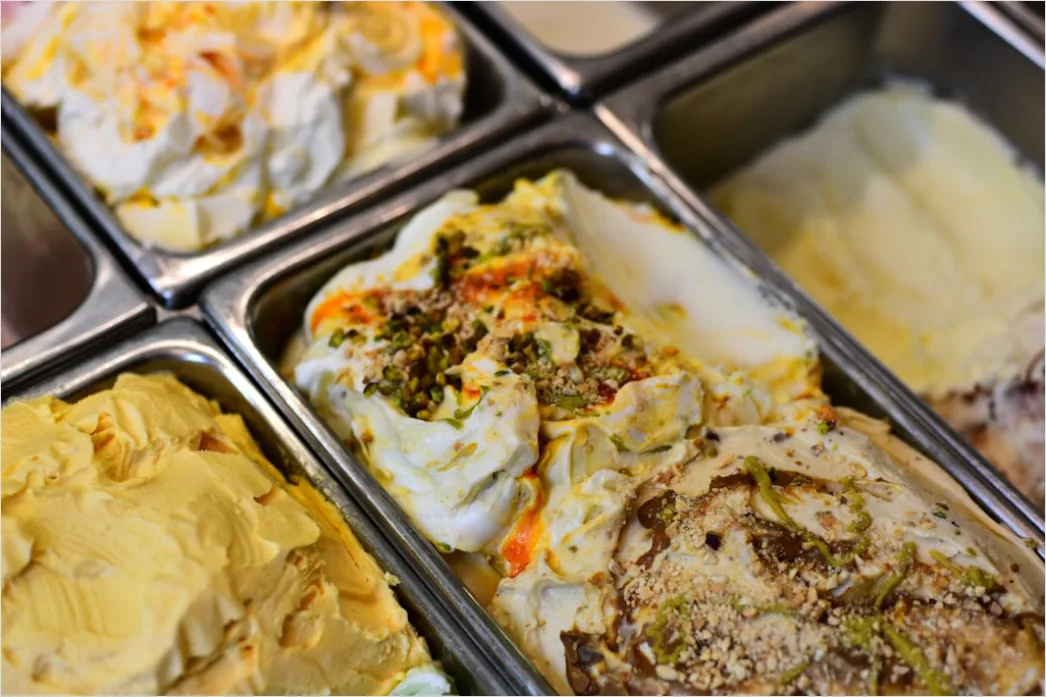 Gelato In Italien Hand Haelt Eiswaffel Nahaufnahme Ef15