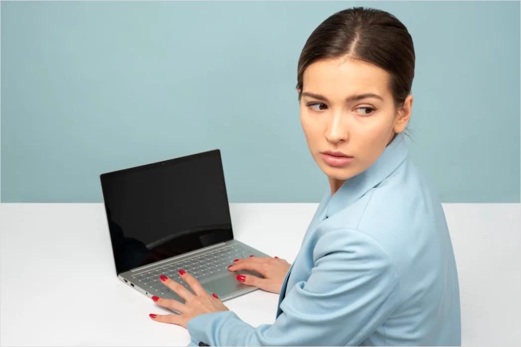 Geschaeftsfrau Am Laptop Konzentriert Im Buero Foto 27b6