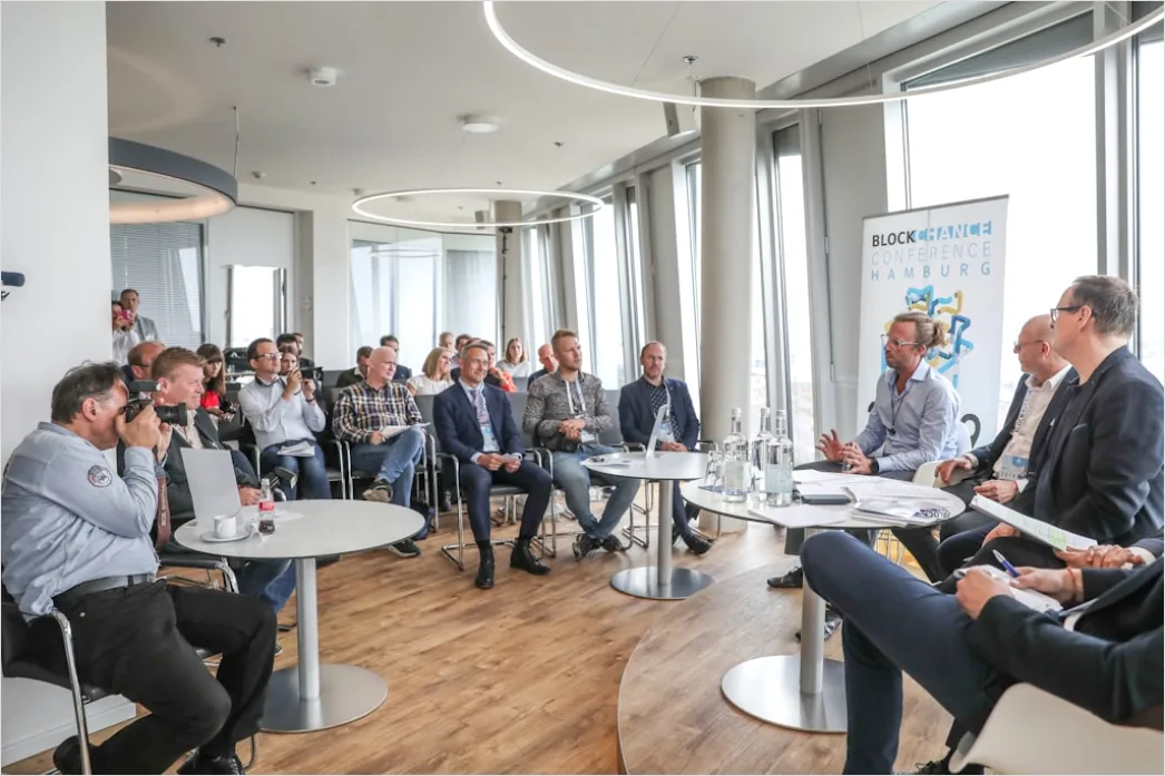 Geschaeftspraesentation Vor Team Im Konferenzraum Foto 8a5f