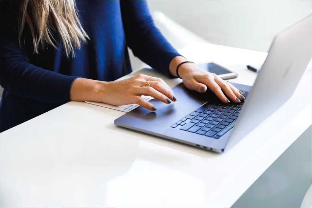 Gesetzestext Und Laptop Compliance Arbeit Foto 2d0a