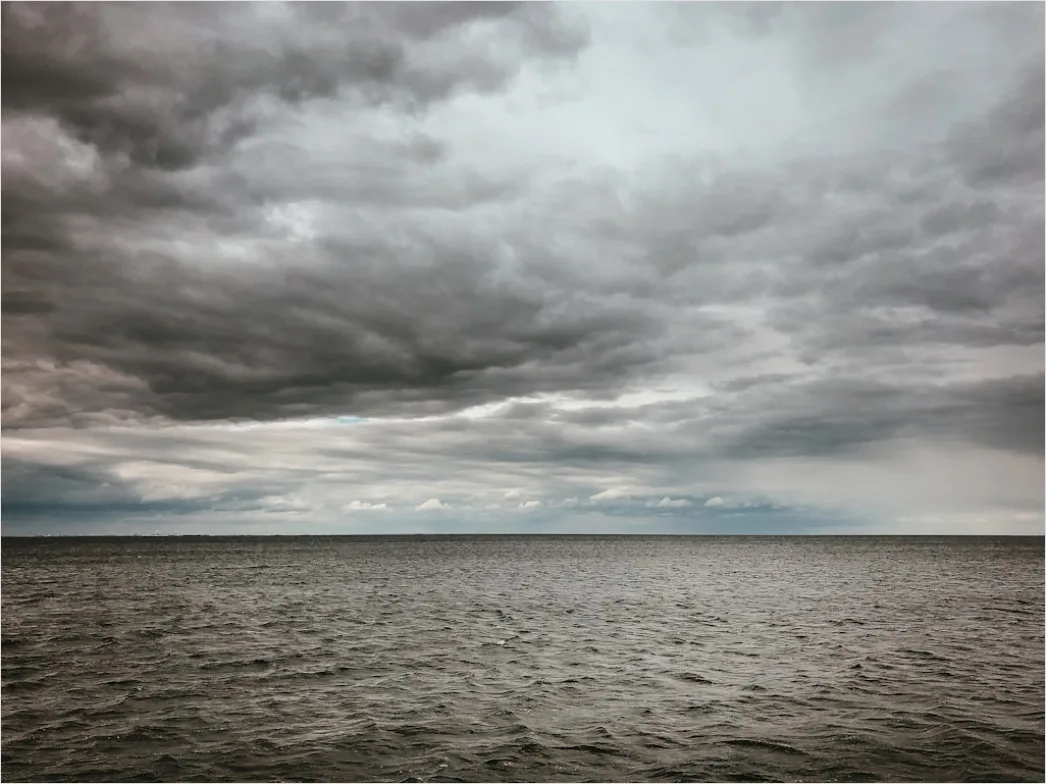Gewitterwolken Ueber See Dramatischer Himmel 7044