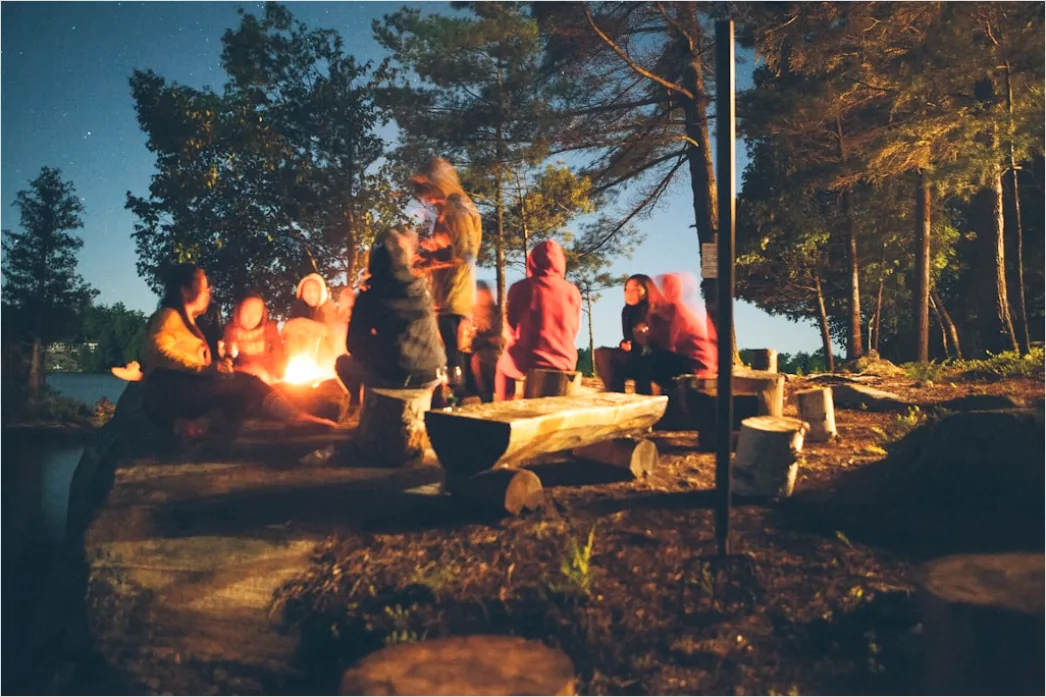 Gruppe Freunde Camping Am Lagerfeuer Nacht 4acb