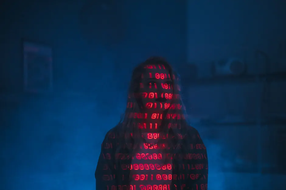 Hacker Silhouette Vor Code Bildschirm Foto Dunkler Raum 40a7