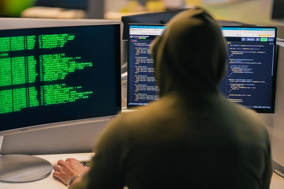 Detail Hacker Silhouette Vor Code Bildschirm Foto Dunkler Raum Number 15