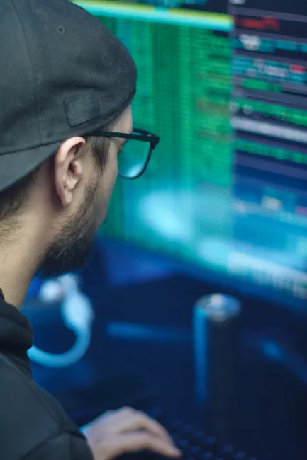 Detail Hacker Silhouette Vor Code Bildschirm Foto Dunkler Raum Number 19