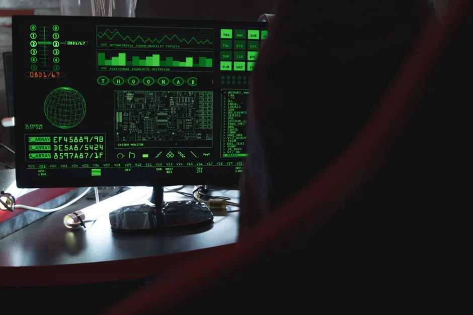 Detail Hacker Silhouette Vor Code Bildschirm Foto Dunkler Raum Number 20