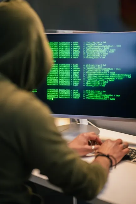 Detail Hacker Silhouette Vor Code Bildschirm Foto Dunkler Raum Number 3