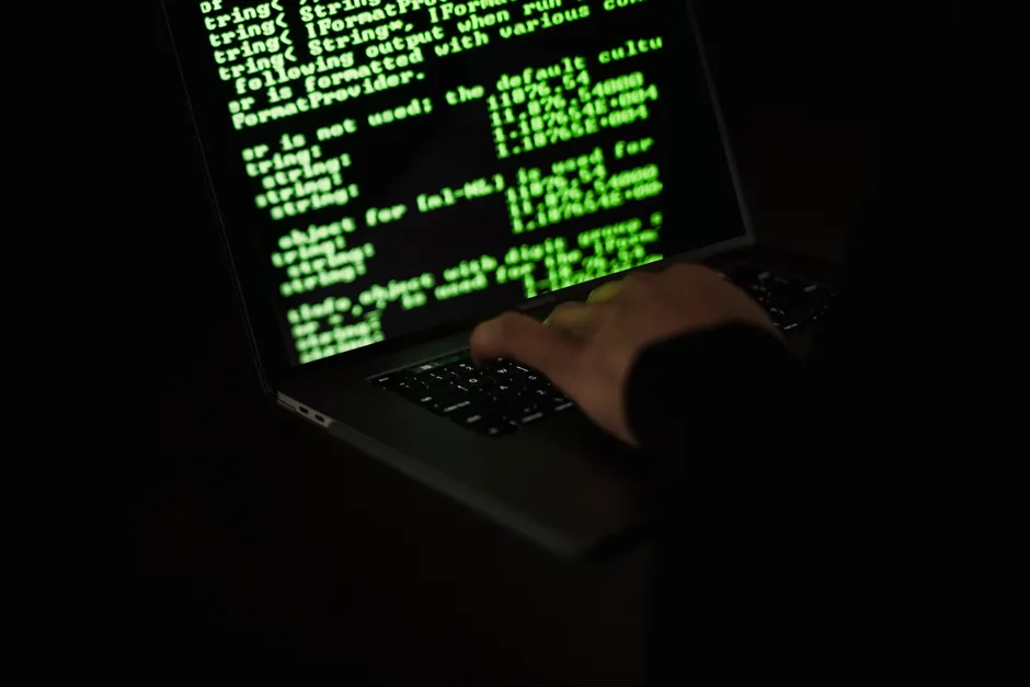 Detail Hacker Silhouette Vor Code Bildschirm Foto Dunkler Raum Number 4
