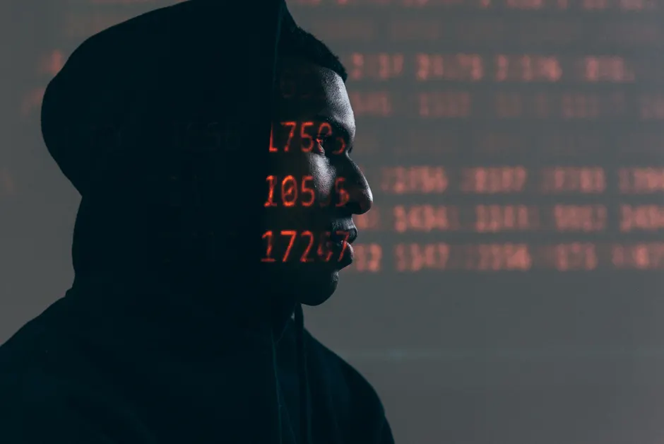 Detail Hacker Silhouette Vor Code Bildschirm Foto Dunkler Raum Number 5