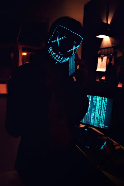 Detail Hacker Silhouette Vor Code Bildschirm Foto Dunkler Raum Number 6