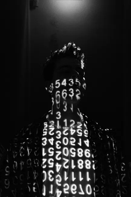 Detail Hacker Silhouette Vor Code Bildschirm Foto Dunkler Raum Number 8