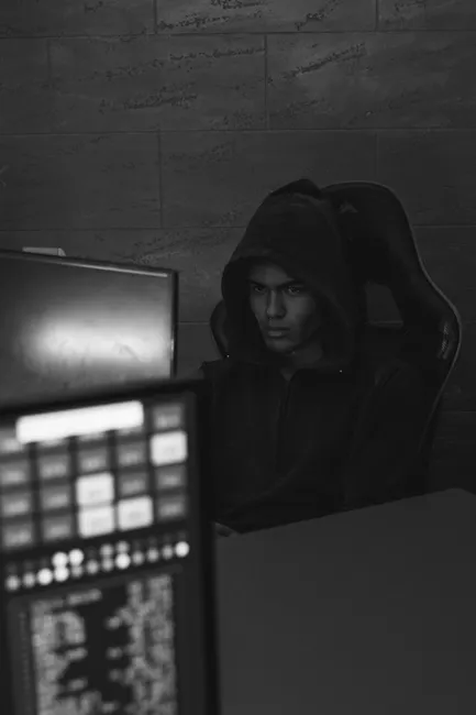 Detail Hacker Silhouette Vor Code Bildschirm Foto Dunkler Raum Number 9