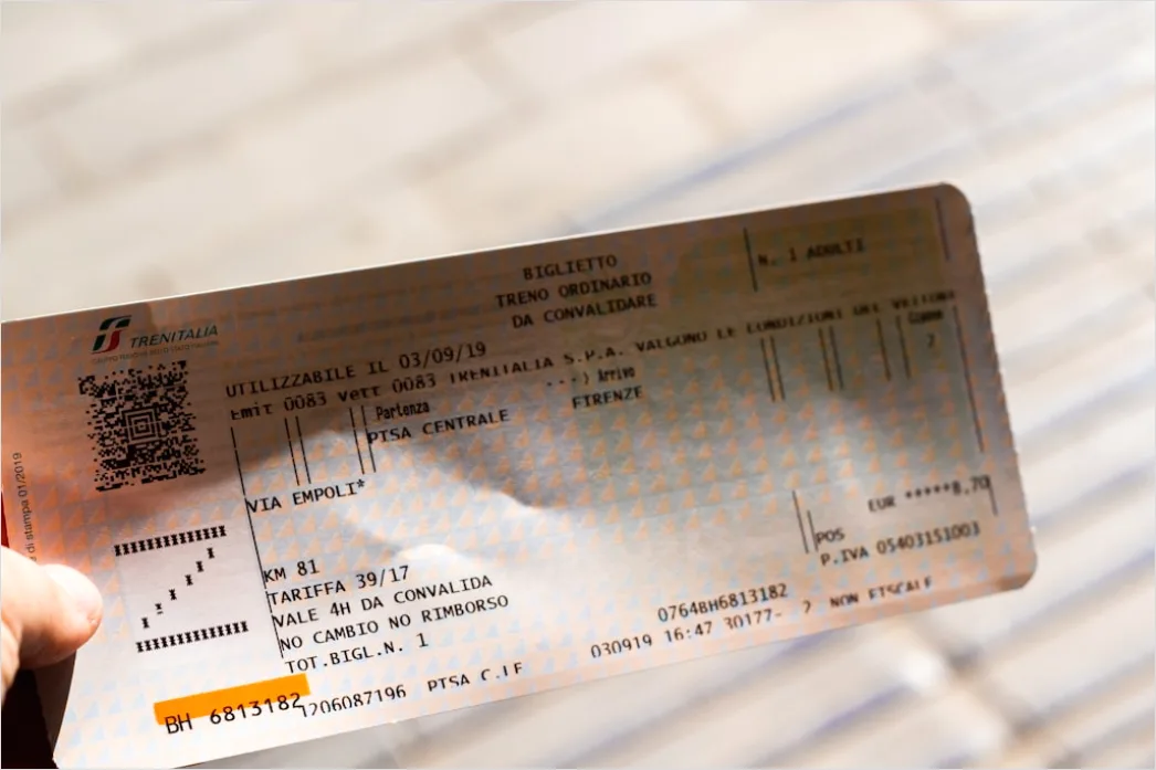 Detail Hand Hält Bahnticket Oder Smartphone Ticket Nahaufnahme Number 2