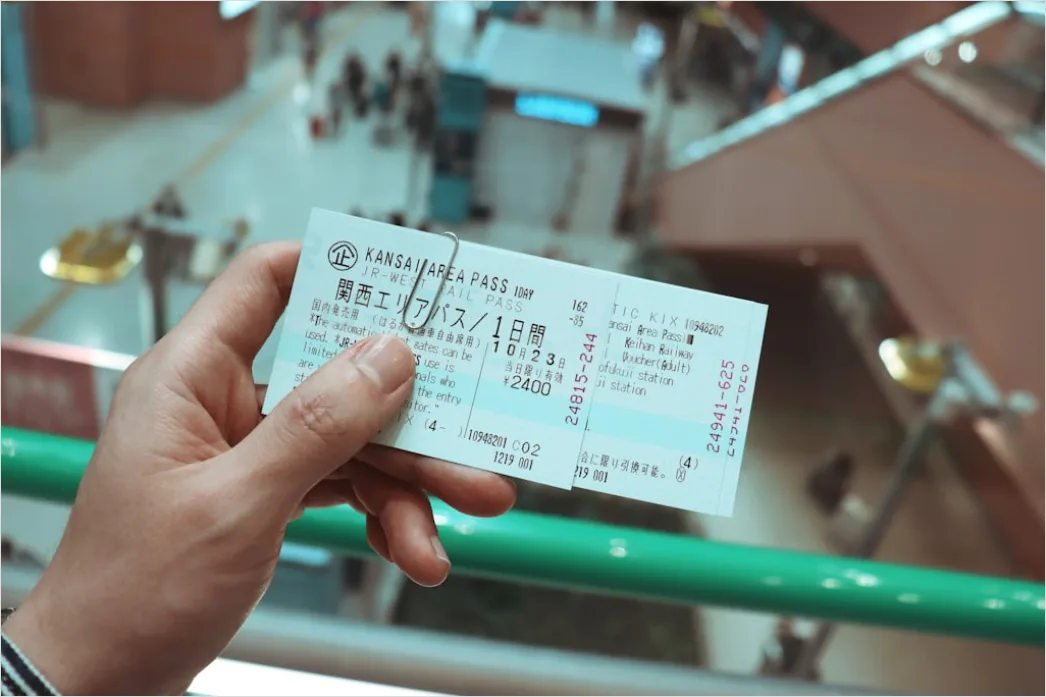 Detail Hand Hält Bahnticket Oder Smartphone Ticket Nahaufnahme Number 13