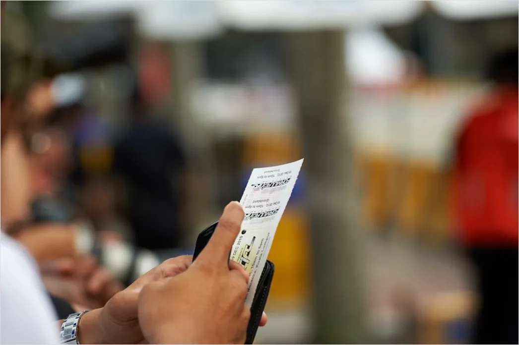 Detail Hand Hält Bahnticket Oder Smartphone Ticket Nahaufnahme Number 3