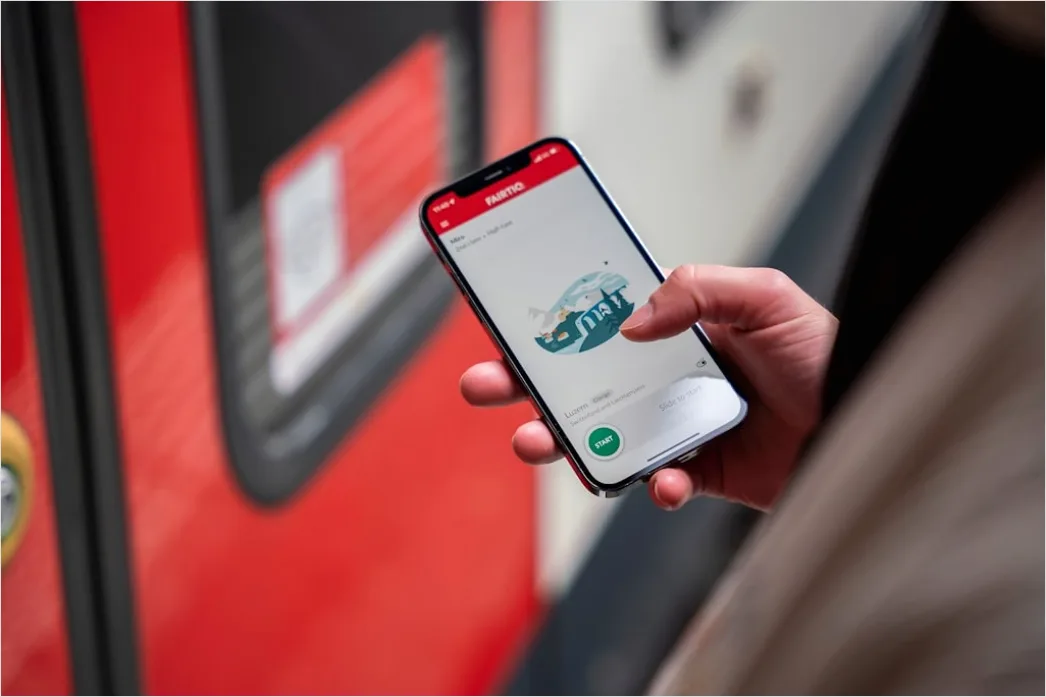 Detail Hand Hält Bahnticket Oder Smartphone Ticket Nahaufnahme Number 8