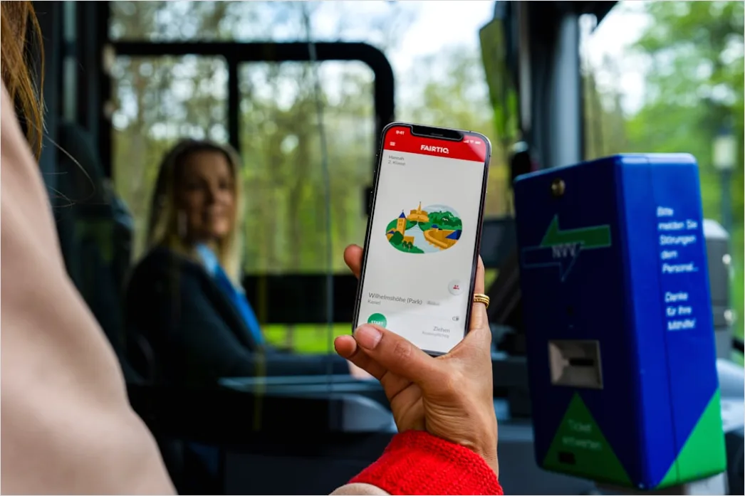 Detail Hand Hält Bahnticket Oder Smartphone Ticket Nahaufnahme Number 10