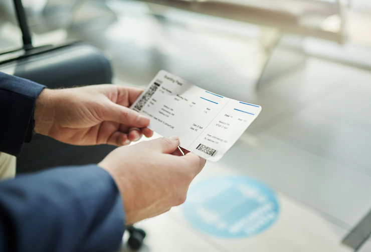 Hand Haelt Boardingpass Am Flughafen Nahaufnahme 2711