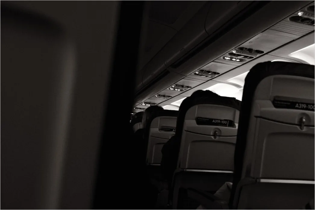 Handgepaeck Im Overhead Bin Verstauen Detail 016f