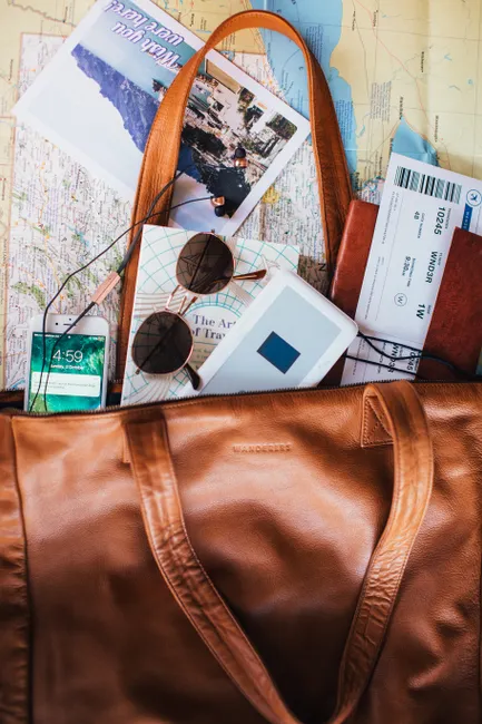 Handgepaeck Packen Essentials Auf Bett Flat Lay 4c8d