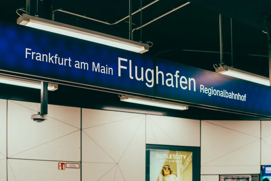 Handsanitizer Am Flughafen Reise Hygiene Detail D4bd