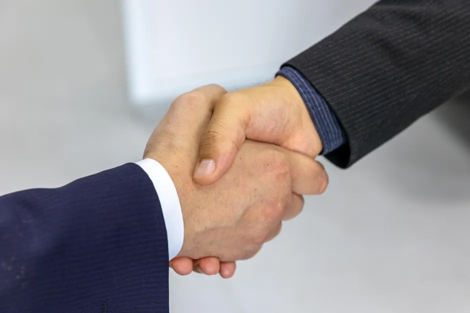 Handschlag Geschaeftspartner Im Buero Nahaufnahme Foto 3cd4