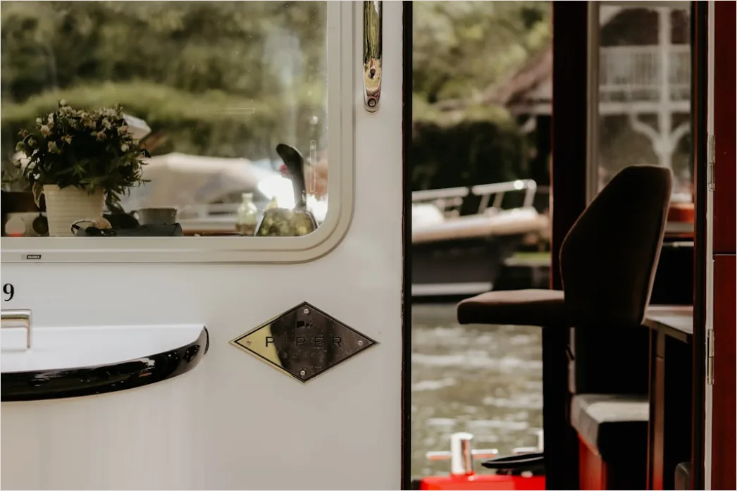 Hausboot Auf Fluss Mit Deckstuehlen Entspannung 50a1