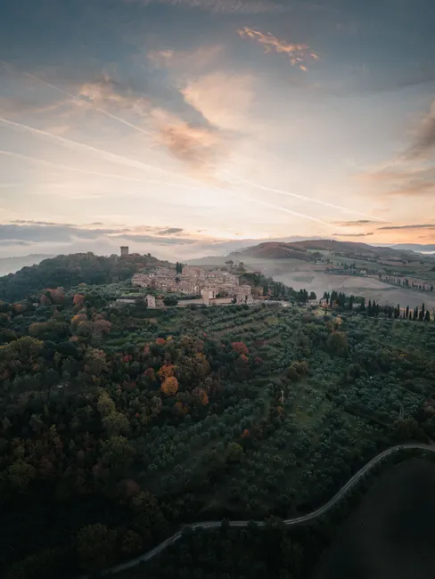 Heissluftballon Ueber Landschaft Bei Sonnenaufgang 278e