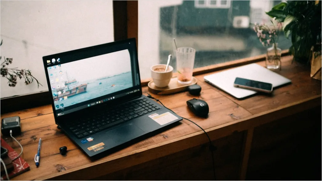Homeoffice Arbeitsplatz Am Fenster Laptop Und Kaffee Foto Bd6d
