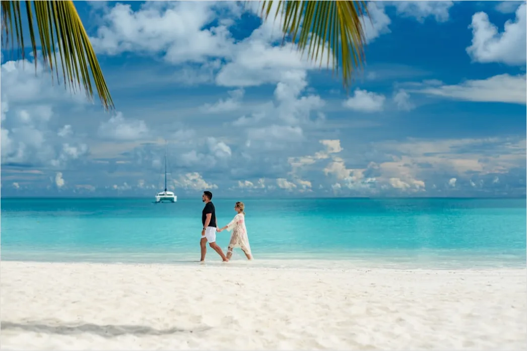 Honeymoon Couple Am Strand Weisse Kleidung E39e