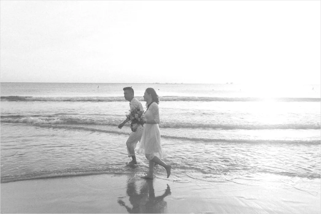 Detail Honeymoon Couple Am Strand Weiße Kleidung Number 11