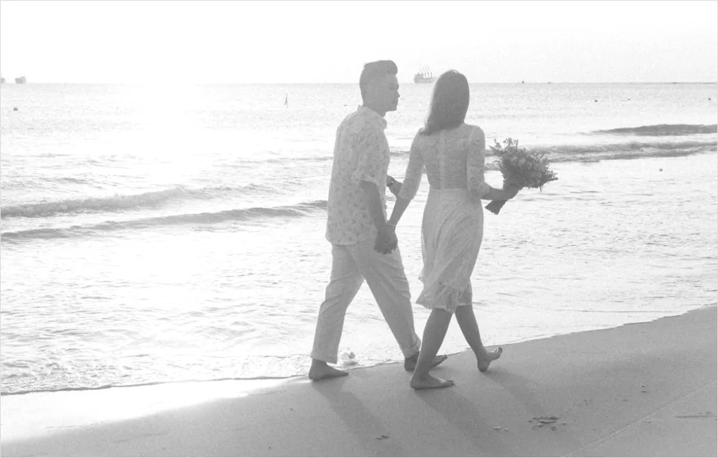 Detail Honeymoon Couple Am Strand Weiße Kleidung Number 17