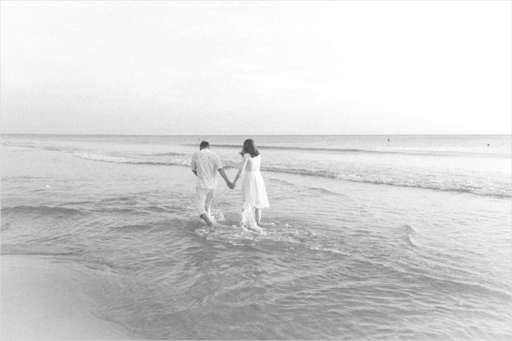 Detail Honeymoon Couple Am Strand Weiße Kleidung Number 19
