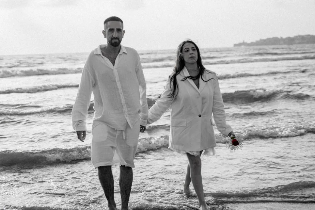 Detail Honeymoon Couple Am Strand Weiße Kleidung Number 5